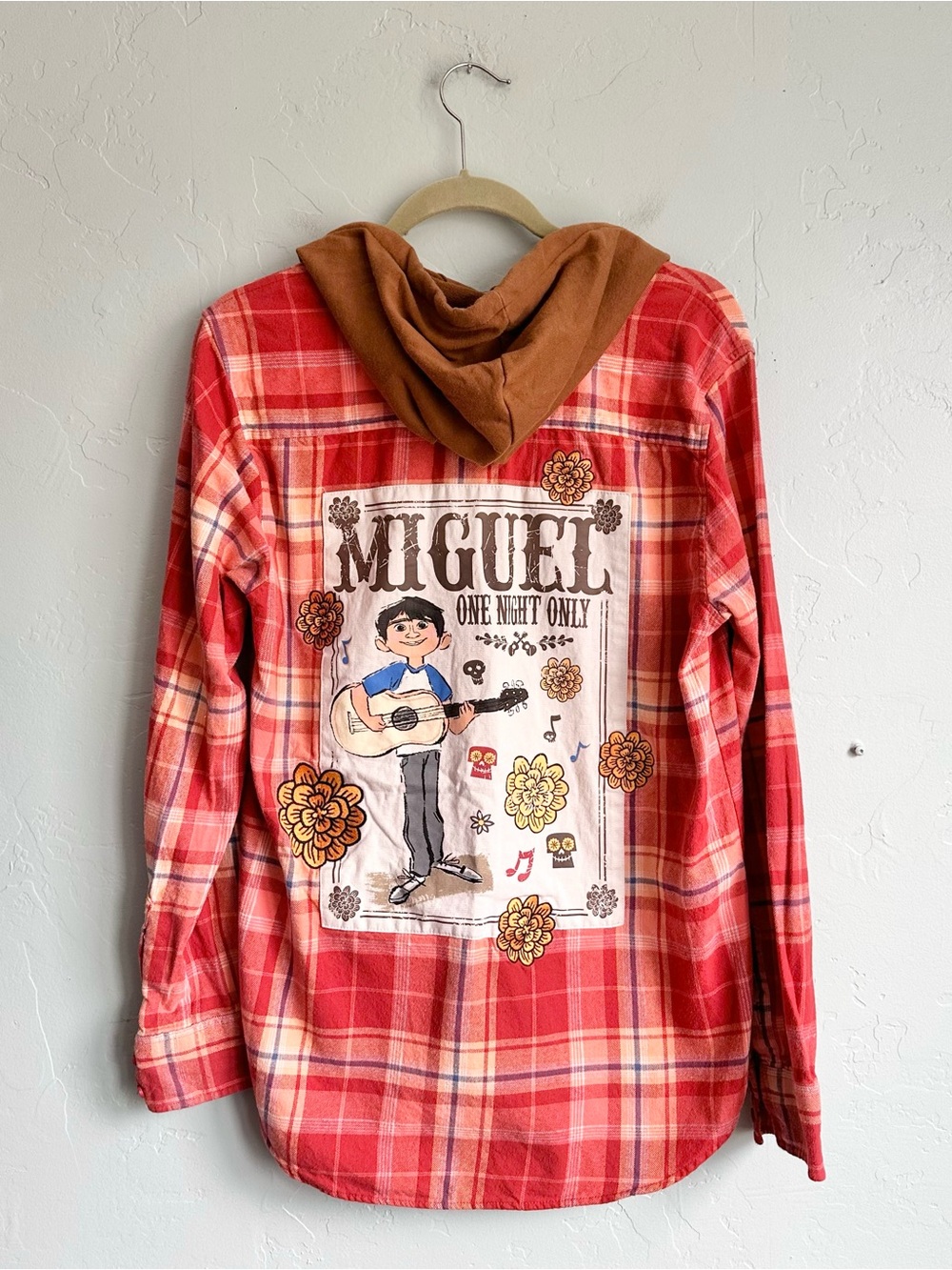 Disney Pixar Coco Miguel‎ Poster Hooded Flannel Plaid Button Up Shirt Small EUC